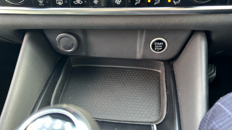 Nissan Qashqai 1.3 DiG-T MH N-Connecta 5dr Petrol Hatchback